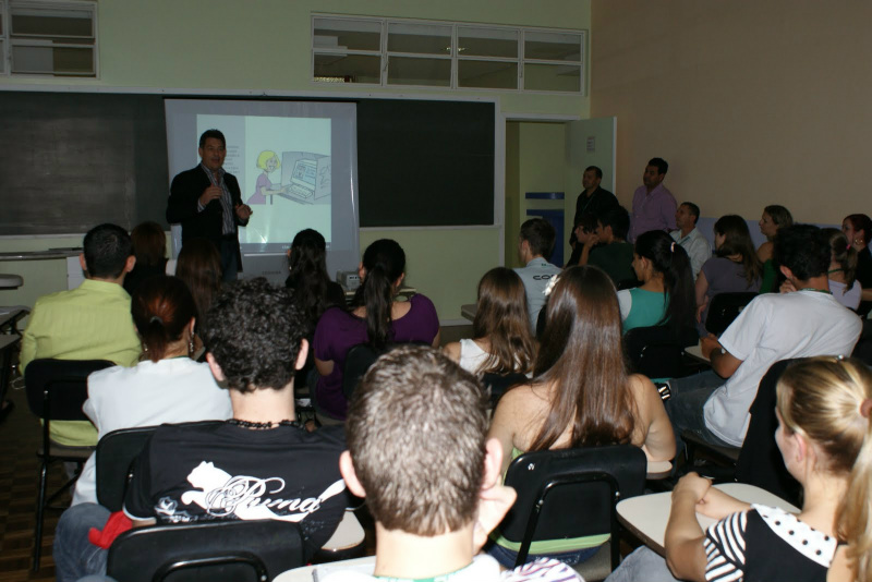 Mais de 60% dos alunos do ensino superior estudam à noite Mais de 60% dos alunos do ensino superior estudam à noite