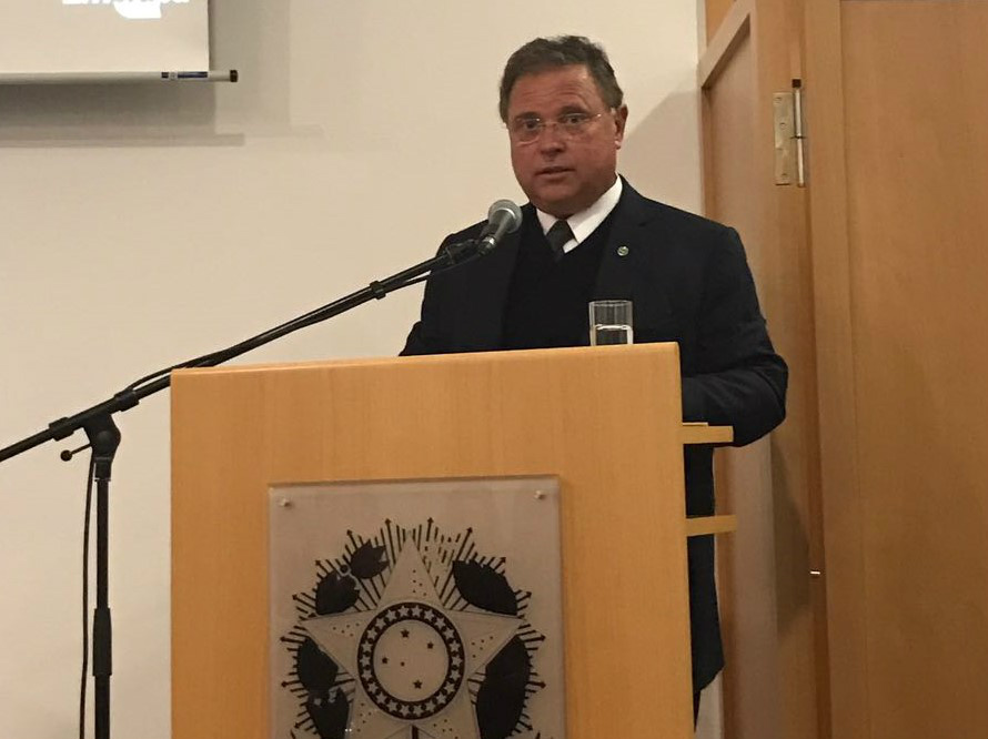 Blairo Maggi lança, em Berlim, livro sobre soja e abelhas Lançamento feito pelo ministro se dedica ao público estrangeiro (Foto:Mapa/Divulgação)