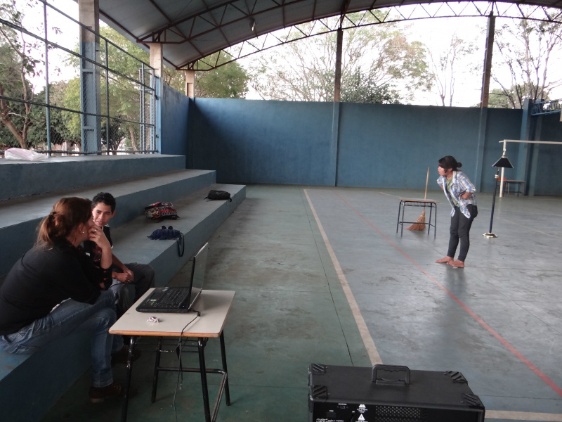 Alessandra Tavares acompanhando os ensaios / Foto: Moreira Produções