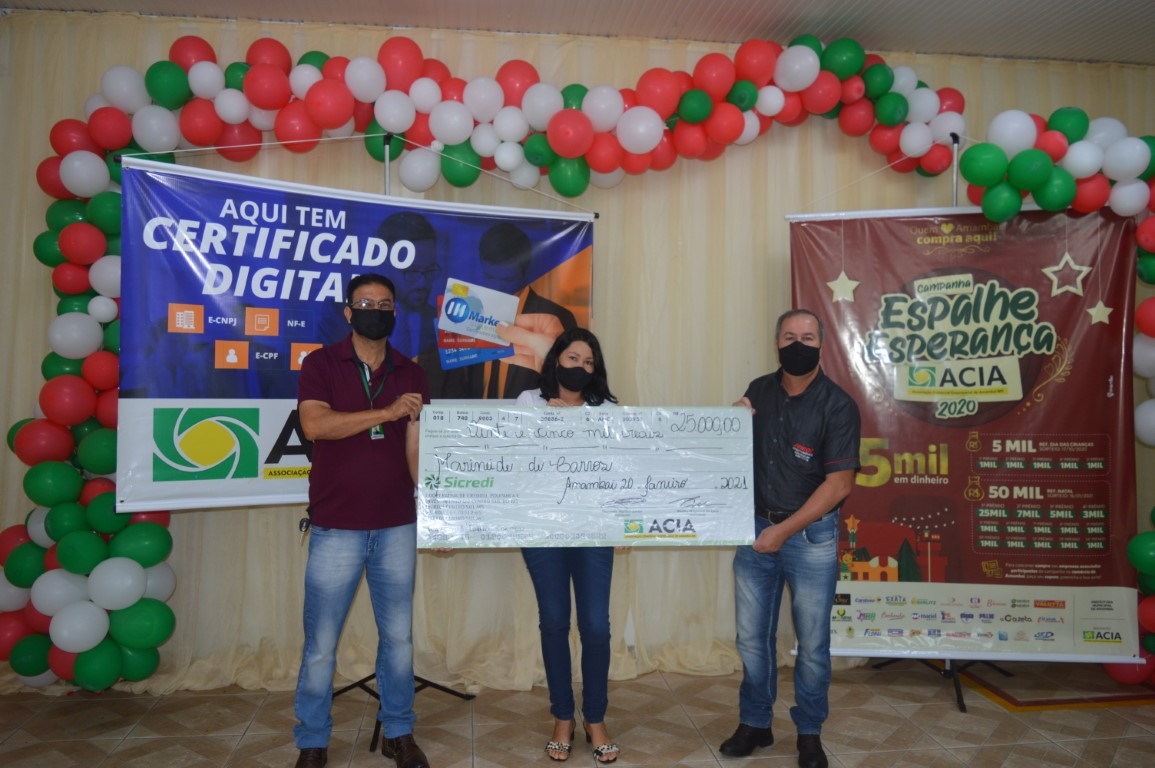 Sorteados da campanha da ACIA de Amambai retiraram seus prêmios nesta quarta A ganhadora dos R$ 25 Mil, prêmio principal da campanha, ao lado do presidente da ACIA, Clemente Martins Júnior e do representante das lojas Saraiva / Foto: Moreira Produções