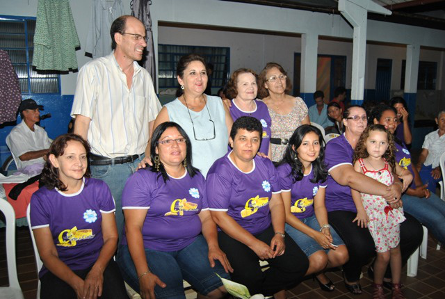 Associação Viva Vida de Amambai entrega certificados de curso de costura Formandas do curso de Corte e Costura, junto com o presidente da AVVA, Sérgio Barbosa, professora do curso, Cleusa Moreira, coordenadora do curso, Iraci Busatto, e a coordenadora municipal da Pastoral, Dilva Moreira Soares. Foto: Moreira Produções.