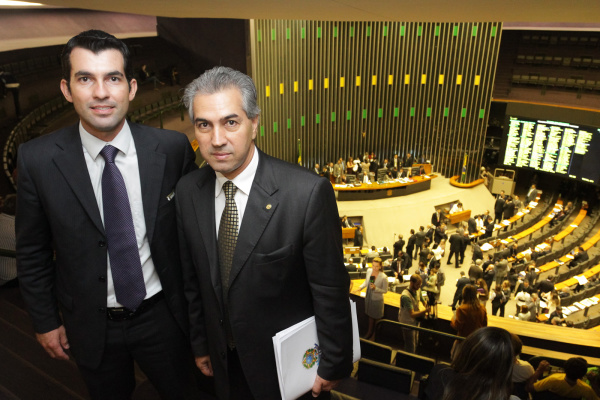 O presidente do Sindicato Rural de Amambai, Christiano da Silva Bortolotto e o deputado federal, Reinaldo Azambuja, presentes na votação do novo código florestal. Foto: Assessoria.