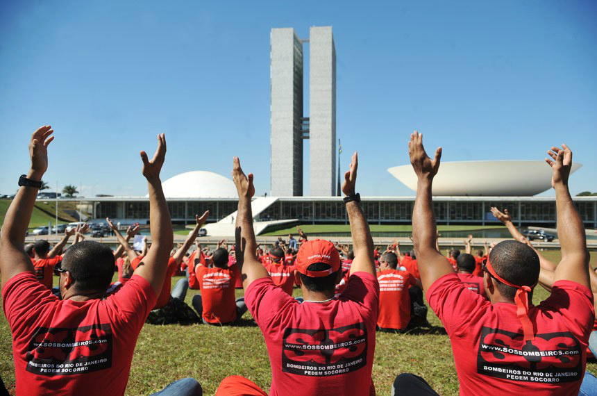 Promulgada lei que anistia policiais e bombeiros militares grevistas A lei anistiará bombeiros e policiais de 19 estados mais os do Distrito Federal