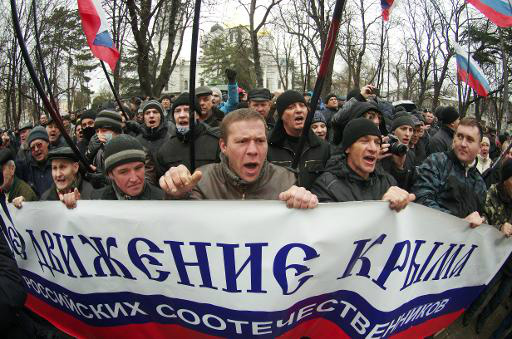 Manifestantes pró-Rússia fazem ato em frente ao parlamento da Crimeia, em 27 de fevereiro de 2014 (AFP, Vasiliy BATANOV)