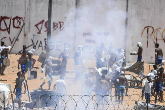 Detentos entram em confronto na Penitenciária Estadual de Alcaçuz, no Rio Grande do Norte Andressa (Foto: Anholete/AFP/Direitos Reservados)