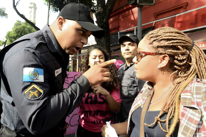 Alunos da Uerj protestam contra a crise na educação e a demissão de terceirizados