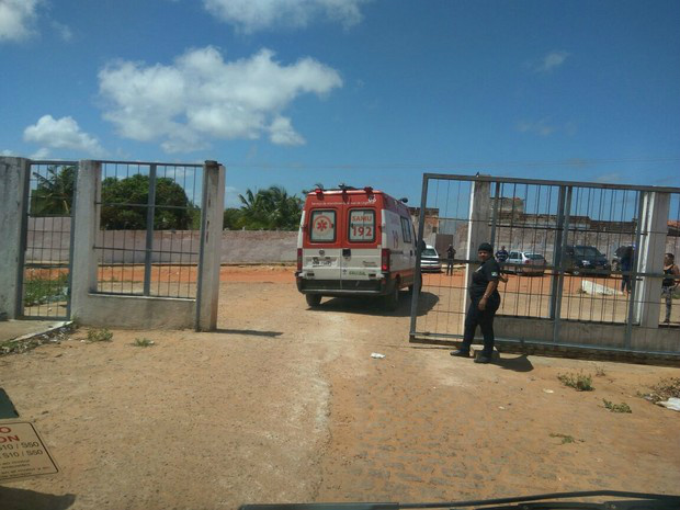 Preso baleado sai de Alcaçuz em ambulância (Foto: Anderson Barbosa/G1)