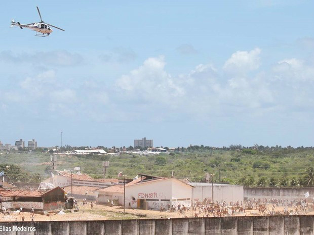 'Estão armados e se matando', diz PM sobre rebelião em Alcaçuz Cenário de guerra toma conta de Alcaçuz. “Está todo mundo armado”, afirma a PM (Foto: Elias Jornalista)