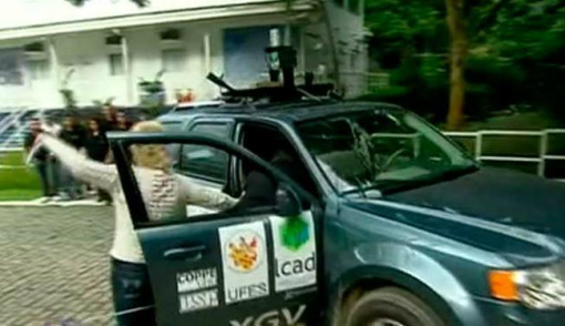 Ana Maria Braga é atropelada ao vivo por carro inteligente Ana Maria Braga é atropelada ao vivo por carro inteligente