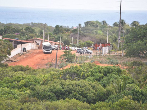 'Estão armados e se matando', diz PM sobre rebelião em Alcaçuz Comboio para transferência de presos chega a Alcaçuz (Foto: Everton Dantas/NOVO)