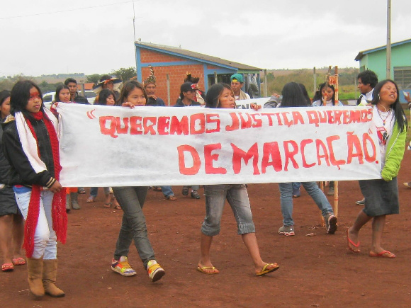 “Atiram sobre nossas cabeças. A gente fica com medo, mas reza e não sai”,