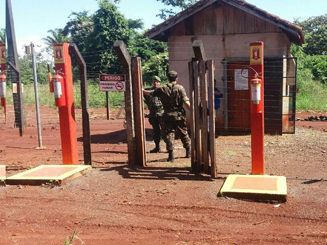 Militares fiscalizam armazenamento de explosivos durante operação. - Foto: Divulgação