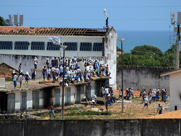 'Estão armados e se matando', diz PM sobre rebelião em Alcaçuz Presos iniciaram novo motim na Penitenciária de Alcaçuz, no RN, nesta terça (17) (Foto: Frankie Marcone/Futura Press/Estadão Conteúdo)