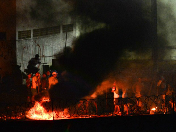 'Estão armados e se matando', diz PM sobre rebelião em Alcaçuz Presidiários fazem uma fogueira na noite de terça-feira (17) durante rebelião na Penitenciária de Alcaçuz, perto de Natal, no Rio Grande do Norte (Foto: Andressa Anholete/AFP)