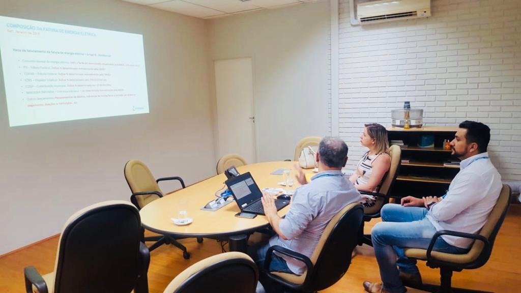 Manifestação em frente a Energisa acontece nesta segunda-feira (28), em Amambai Janete manteve reunião com representes da Energisa em Campo Grande, porém não saiu satisfeita com os esclarecimentos / Foto: Divulgação