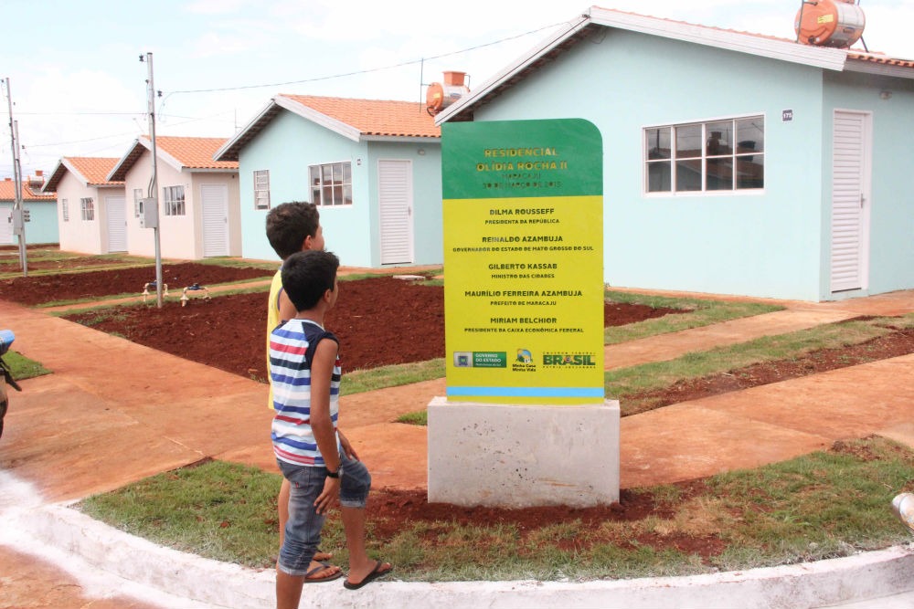 Estado investirá R$ 1 bi em saneamento básico até 2018, afirma Marcelo Miglioli O Governo de MS já assegurou teto para 12.160 famílias que receberam 11.762 habitações e 454 lotes urbanizados.