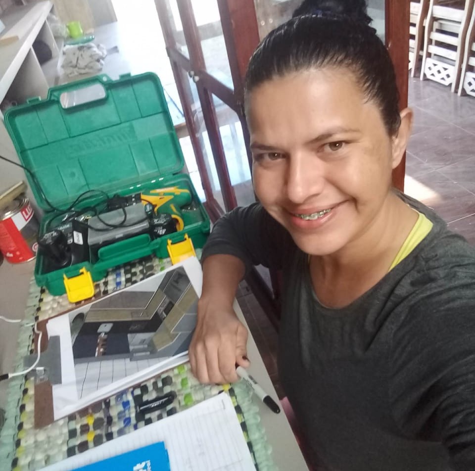 Juliana Gonçalves presta serviços como marida de aluguel em Amambai Fotos cedidas por Juliana Gonçalves de Oliveira