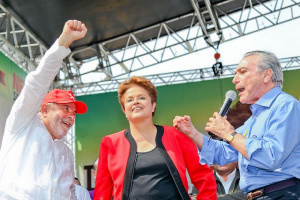 Dilma: “Eu vou honrar o legado desse governo" Luiz Inácio Lula da Silva, Dilma Rousseff e Michel Temer, durante comício em Campinas, São Paulo.
