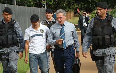 Novo escândalo em Dourados: políticos presos por fraude em empréstimos consignados Envolvido no esquema, com boné na cabeça, é conduzido até o prédio do Ministério Público