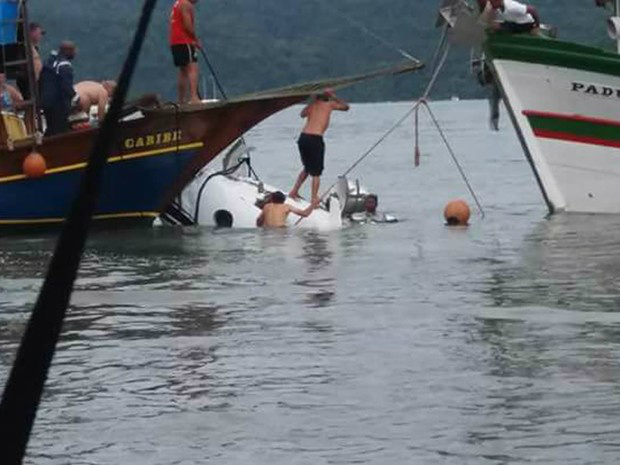 Avião pequeno cai no mar em Paraty; bombeiros confirmam 3 mortos Trabalho de resgate da aeronave em Paraty, na Costa Verde (Foto: Sonia Barcelos/Arquivo pessoal)