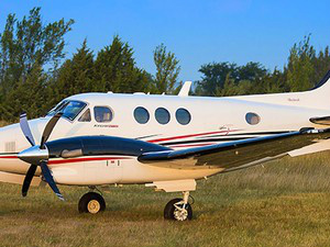 Avião pequeno cai no mar em Paraty; bombeiros confirmam 3 mortos Modelo Hawker Beechcraft King Air C90,semelhante ao que caiu em Paraty (Foto: Divulgação/Beechcraft)