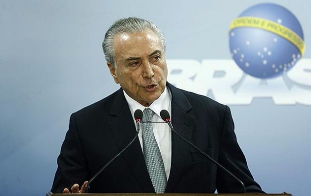 Advogados de Temer entregam defesa à Comissão de Constituição e Justiça Advogados de Temer entregam defesa à Comissão de Constituição e Justiça