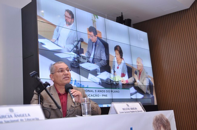 Presidente da CNTE denuncia o descaso do governo Presidente da CNTE denuncia o descaso do governo com o PNE em seminário na Câmara