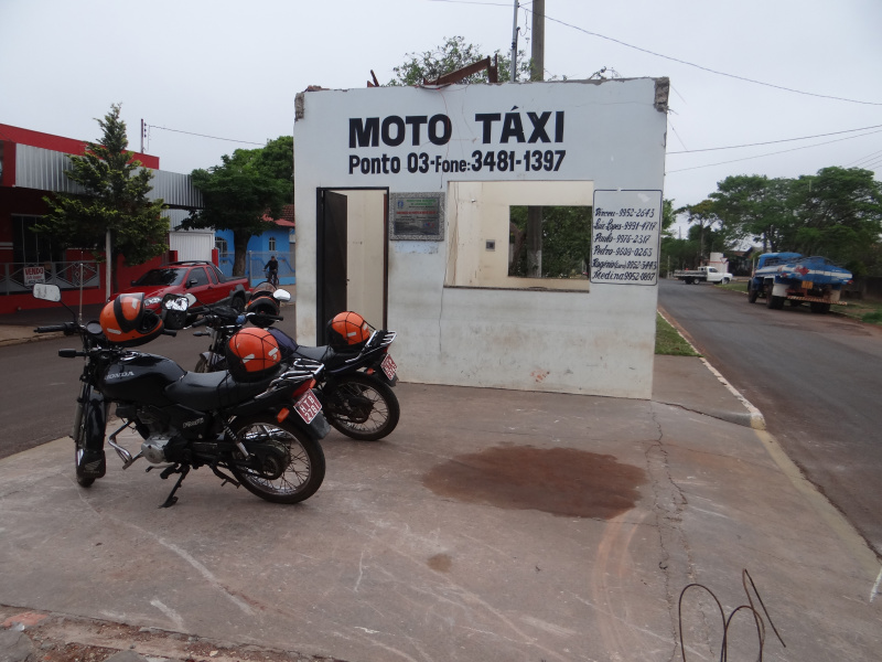 Moto taxistas do Ponto 3 procuram abrigo durante tempo chuvoso Tempo de chuva deixa moto taxistas sem maneira de permanecer no prédio do ponto 3.