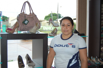 Dia das Mães aquece comércio de Amambai e sorteia prêmios “(...) no sábado antes da data, quase tudo que sai de calçados é para presentear as mães”, diz a gerente da loja Pé Forte, Fernanda Nunes de Souza.