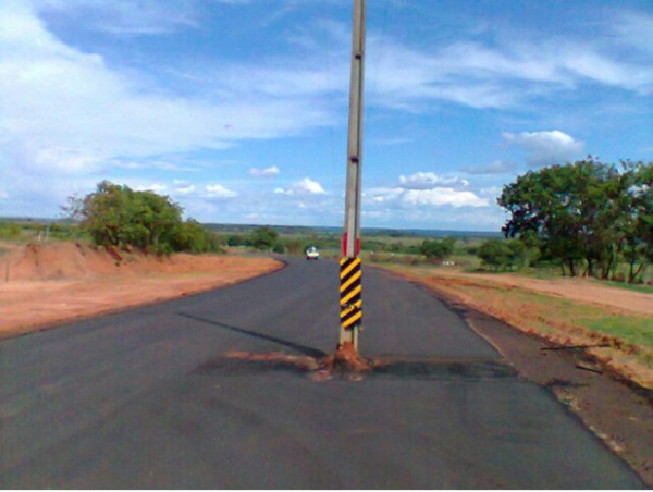 Estrada de MS é pavimentada com poste no meio