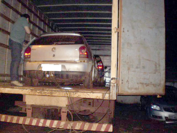 Na carroceria do caminhão foram encontrados dois veículos, sendo um Fiat Pálio e um Gol. (Foto: DOF)