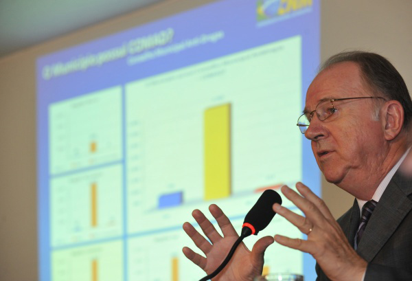 Paulo Ziulkoski, presidente da CNM, divulga os dados da pesquisa sobre crack