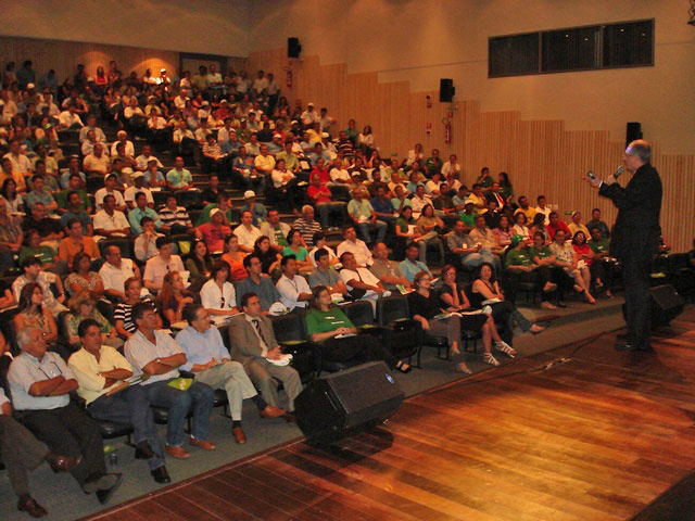 Gilclér Regina palestra para funcionários da Cia de Saneamento do Distrito Federal. Foto: Site oficial Gilclér Regina