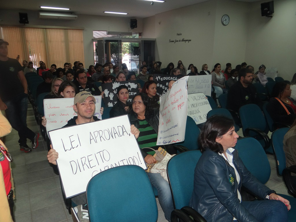 Com faixas e cartazes, os profissionais da educação das duas redes buscaram sensibilizar os vereadores em relação às reivindicações da categoria.
