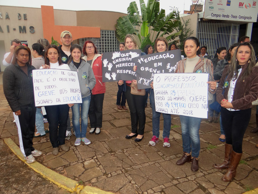 O grupo passou também em frente à Prefeitura de Amambai.