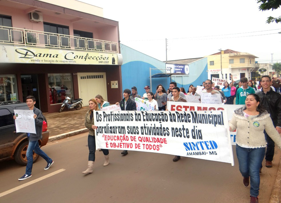 Na rede municipal, os professores: reivindicam uma política de valorização profissional, dividida em no máximo seis anos, conforme Plano Nacional de Educação.