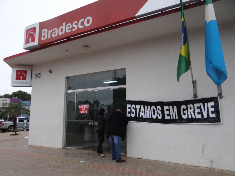 Agências bancárias de Amambai continuam em greve Não há data prevista para que os bancos voltem ao funcionamento normal.
