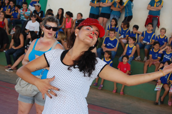Sexta-feira (16) tem teatro na praça em Amambai A diretora de teatro e atriz amambaiense, Alessandra Tavares.