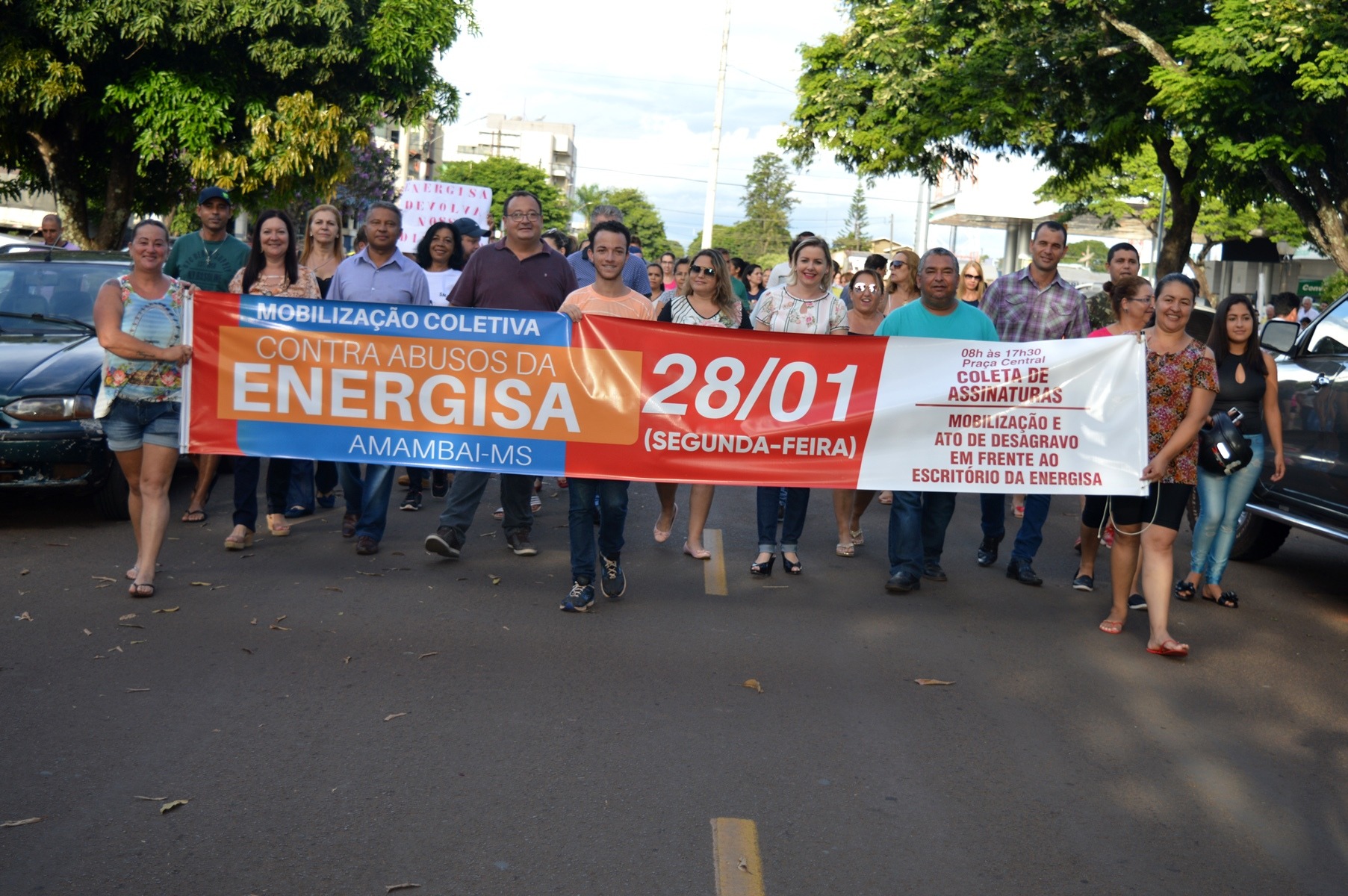 Ato de desagravo contra a Energisa reuniu centenas de pessoas em Amambai