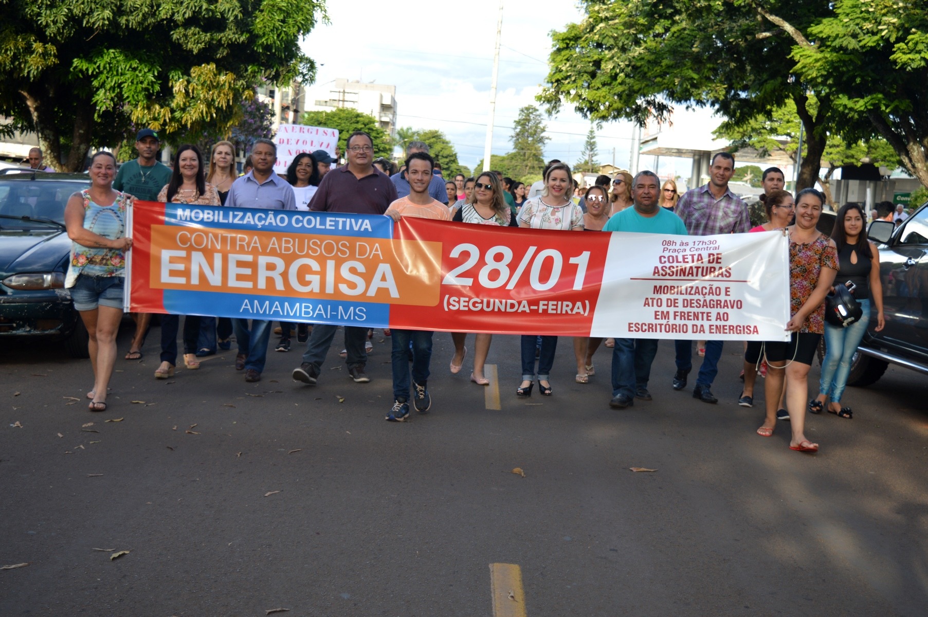 Ato de desagravo contra a Energisa reuniu centenas de pessoas em Amambai Ato de desagravo contra a Energisa reuniu centenas de pessoas em Amambai