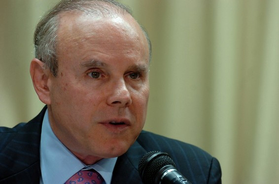 Mantega: saída de capitais de emergentes é sinal de que crise não está resolvida Mantega: saída de capitais de emergentes é sinal de que crise não está resolvida