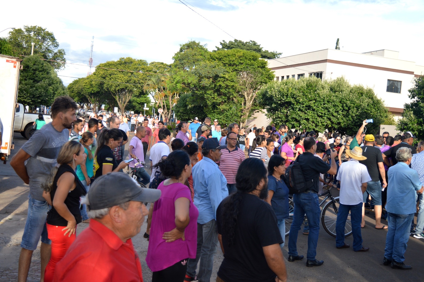 Ato de desagravo contra a Energisa reuniu centenas de pessoas em Amambai Centenas de pessoas se mobilizaram contra a Energisa / Foto: Moreira Produções