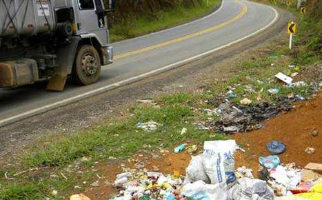 PMA autua homem por despejar lixo às margens de rodovia, próximo a escola