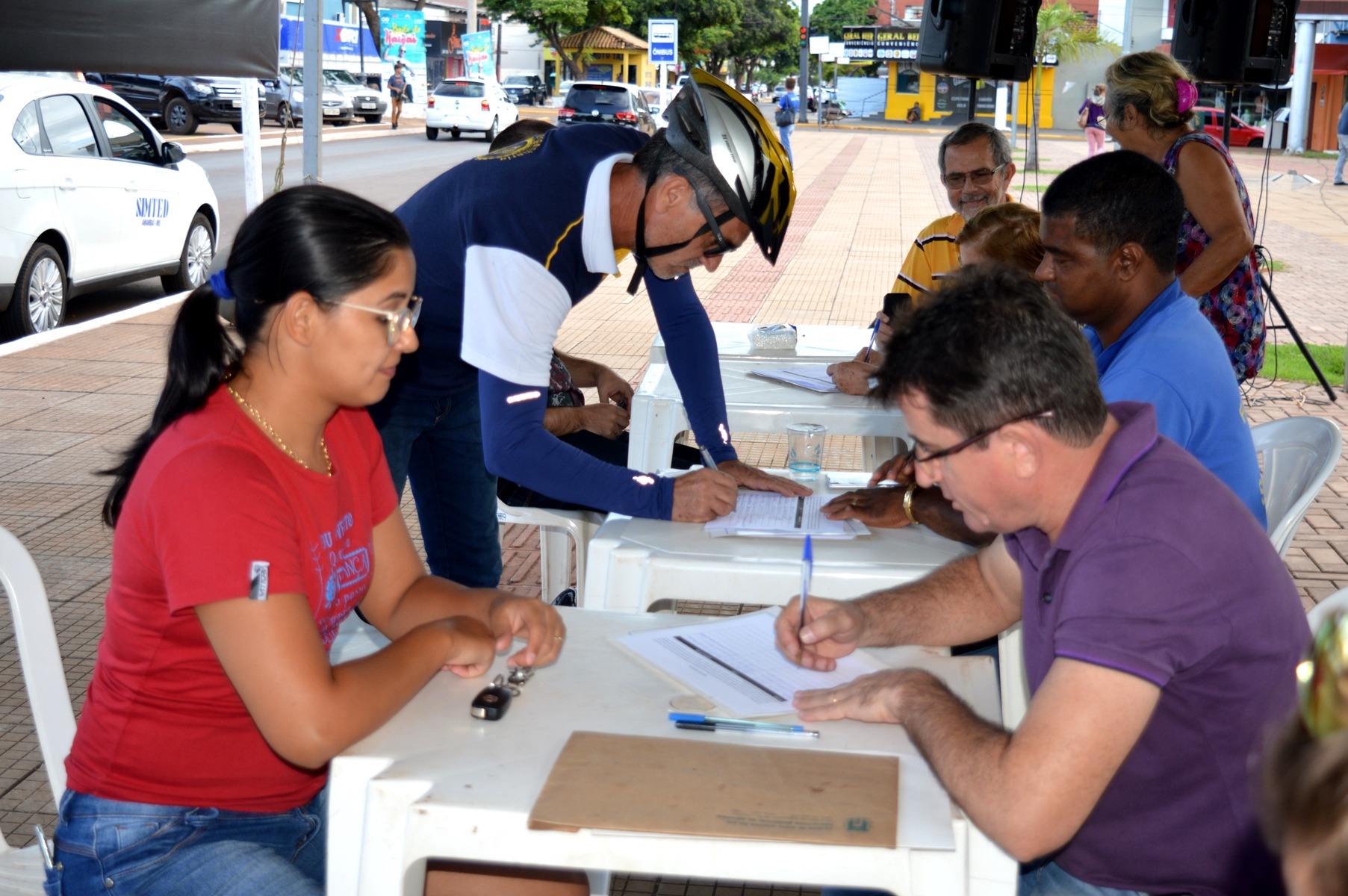 Ato de desagravo contra a Energisa reuniu centenas de pessoas em Amambai Assinaturas foram colhidas ao longo do dia e seguirão com o recolhimento até completarem 6 mil / Foto: Moreira Produções