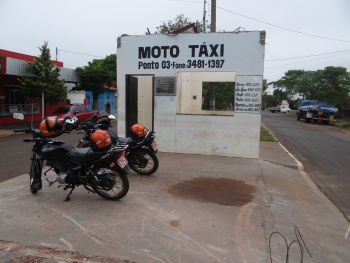 Vereador Ilzo cobra a reconstrução do Ponto de Moto Táxi nº 03 Moto taxista estão sem abrigo / Foto: Moreira Produções