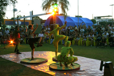 Apeça Um Pé de Circo que foi apresentada nesta quinta-feira (31) no 15º Festival de Inverno de Bonito / Foto: Edemir Rodrigues