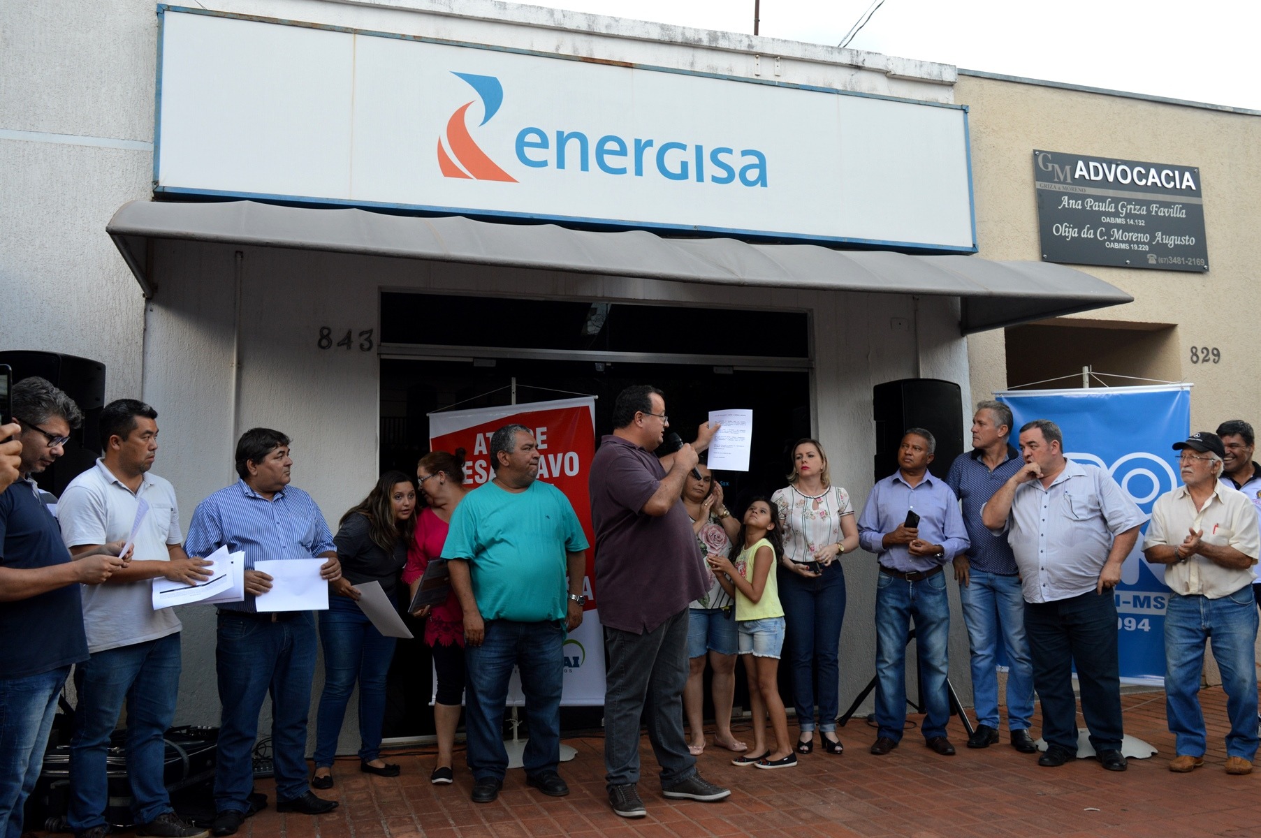 Ato de desagravo contra a Energisa reuniu centenas de pessoas em Amambai Documento expressando o total descontentamento da população de Amambai foi colado na porta do escritório da empresa / Foto: Moreira Produções