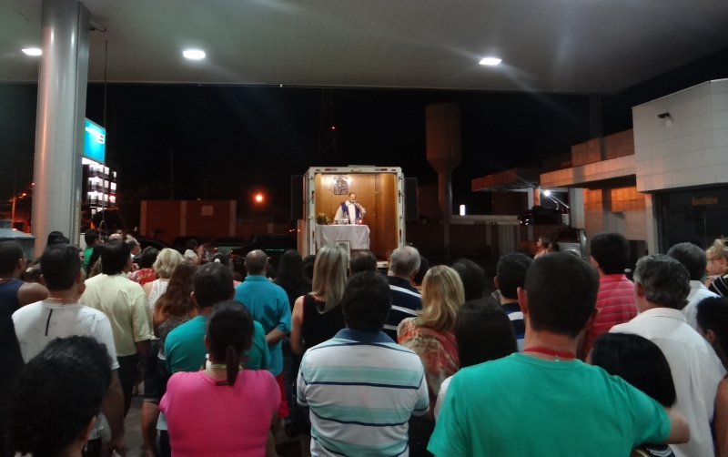 Missa dos Motoristas reúne população no Posto Berlitz em Amambai A população esteve prestigiando o padre que roda o Brasil realizando missas em um caminhão / Foto: Moreira Produções