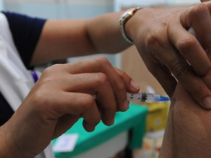 Idosos e crianças chegam cedo aos postos de saúde para receber vacina contra a gripe