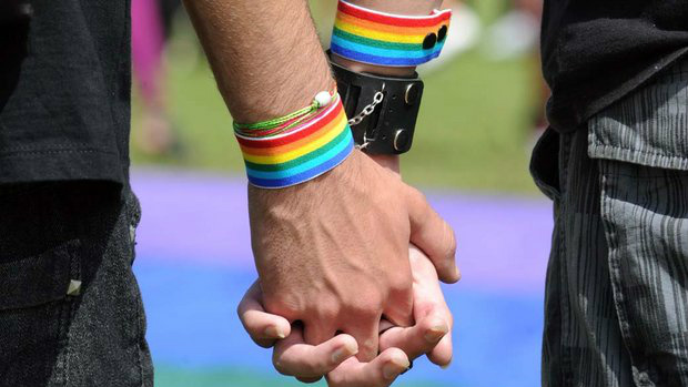 França aprova casamento e adoção para homossexuais
